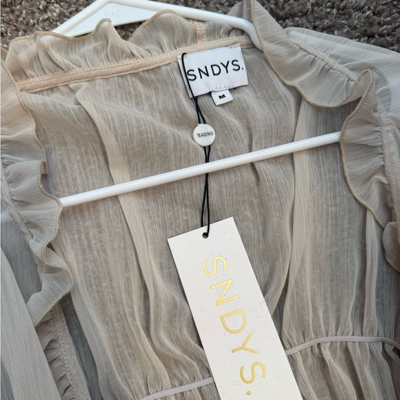 Chic Cream Ruffle Blouse - Picture 3 of 3